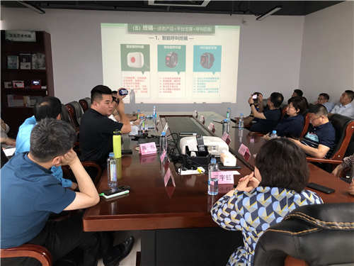 哈爾濱市香坊區(qū)政府領(lǐng)導(dǎo)一行11人蒞臨我公司參觀考察